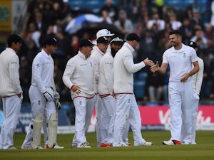 Anderson takes 400th wicket for England