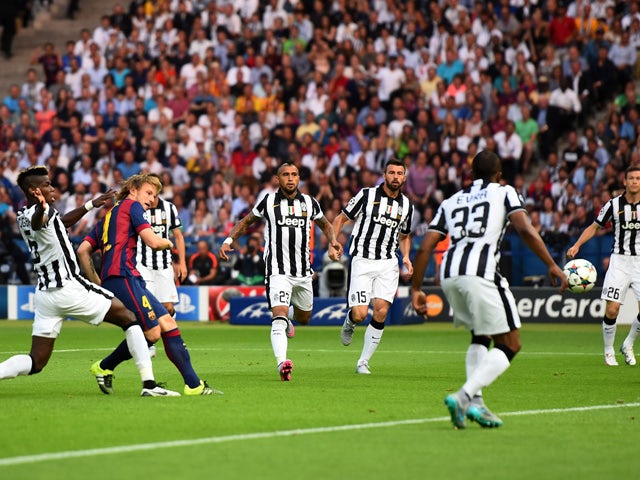 Ivan Rakitic of Barcelona scores the opening goal during the UEFA Champions League Final between Juventus and FC Barcelona at Olympiastadion on June 6, 2015