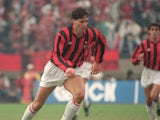 AC Milan's Dutch forward Marco Van Basten dribbles upfield, 09 December 1990 in Tokyo, during the Toyota Cup final between the European champion, Milan, and the South American champion, Olimpia