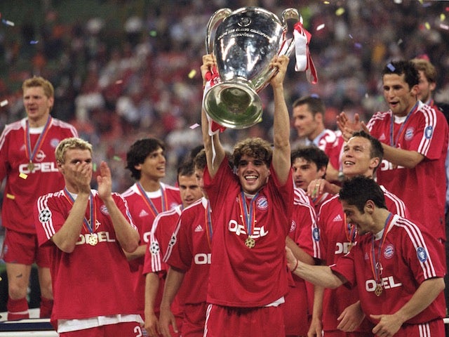 Owen Hargreaves of Bayern Munich lifts the Champions League trophy after the final on May 23, 2001