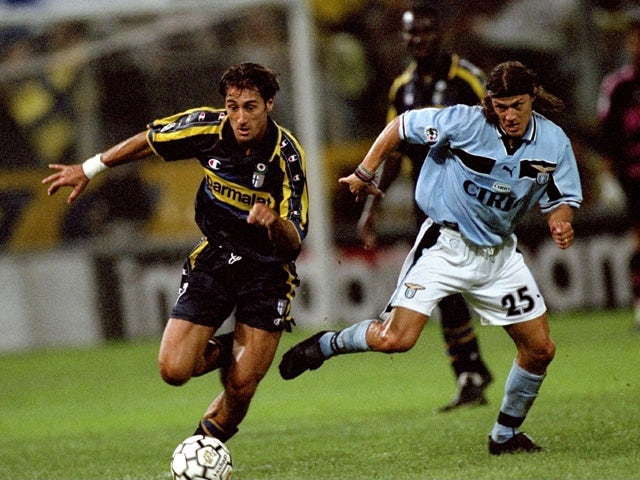 Diego Fuser of Parma and Matias Almeyda of Lazio in action during the Serie A match between Parma and Lazio played at the Stadio Ennio Tardini, Parma, Italy