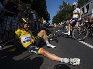 Tour de France leader breaks collarbone
