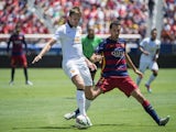 Michael Carrick (L) of Manchester United protects the ball from Sergio Busquets (R) of FC Barcelona during an International Champions Cup match at Levi's Stadium in Santa Clara, California on July 25, 2015