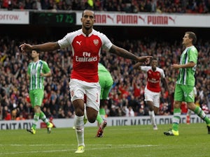 Walcott fires Arsenal to Emirates Cup
