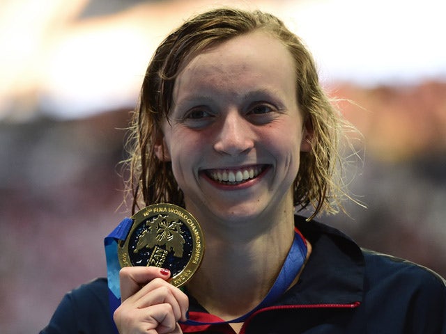 US Katie Ledecky (C), gold, poses during the podium ceremony of the women's 400m freestyle swimming event at the 2015 FINA World Championships in Kazan on August 2, 2015