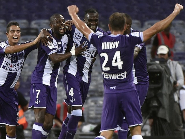 Toulouse's Malian midfielder Tongo Doumbia (C) celebrates with teammates after scoring a goal during the French L1 football match between Toulouse and Monaco on August 22, 2015 