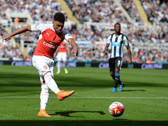 Arsenal's English midfielder Alex Oxlade-Chamberlain takes the shot which deflects off Newcastle United's Argentinian defender Fabricio Coloccini (not pictured) for Arsenal's opening goal in the English Premier League football match between Newcastle Unit