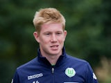 Wolfsburg's Belgian midfielder Kevin De Bruyne arrives for a training session at the Volkswagen Arena on August 27, 201