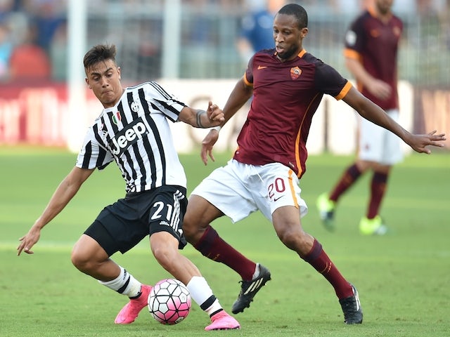 Roma's midfielder from Mali Seydou Keita (R) vies with Juventus' forward from Argentina Paulo Dybala during the Italian Serie A football match AS Roma vs Juventus on August 30, 2015