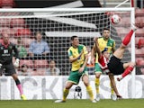 Southampton's Italian striker Graziano Pelle (R) tries an unsuccessful overhead shot during the English Premier League football match between Southampton and Norwich City at St Mary's Stadium in Southampton, southern England on August 30, 2015