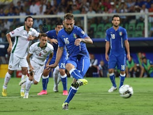 De Rossi penalty gives Italy victory