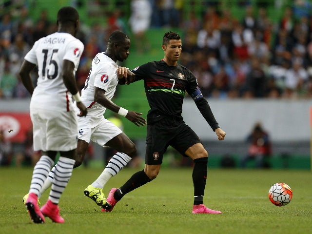 Portugal's forward Cristiano Ronaldo (R) vies with France's midfielder Moussa Sissoko (C) and defender Bacary Sagna during the Euro 2016 friendly football match Portugal vs France at the Jose Alvalade stadium in Lisbon on September 4, 2015.