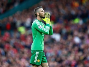 Man United supporters welcome back De Gea