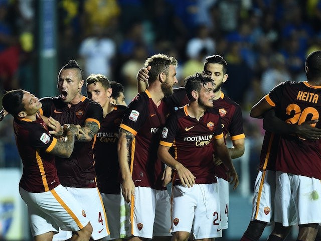 Juan Manuel Iturbe celebrates with teammates after scoring for Roma against Frosinone on September 12, 2015