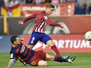 Barcelona's Thomas Vermaelen views with Atletico Madrid's Fernando Torres on September 12, 2015