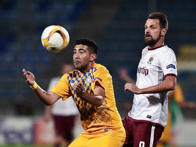 Asteras Tripolis's Forward Pablo Mazza (R) tries to control the ball during the UEFA Europa League group K football match between Asteras Tripolis and Sparta Praha in Tripolis, southwestern Greece, on September 17, 2015