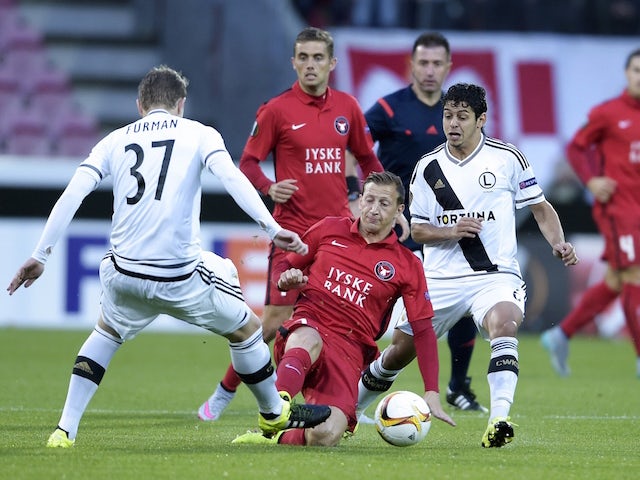 Daniel Royer (C) of FC Midtjylland and Dominik Furman (L) of Legia Warszawa vie for the ball during the UEFA Europa League Group D football match between FC Midtjylland and Legia Warszawa in Herning, Denmark, on September 17, 2015. 