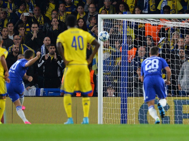 Maccabi Tel Aviv's Serbian goalkeeper Predrag Rajkovic (2R) watches the ball as Chelsea's Belgian midfielder Eden Hazard (2L) mises from the penalty spot during the UEFA Champions League, group G, football match between Chelsea and Maccabi Tel Aviv at Sta