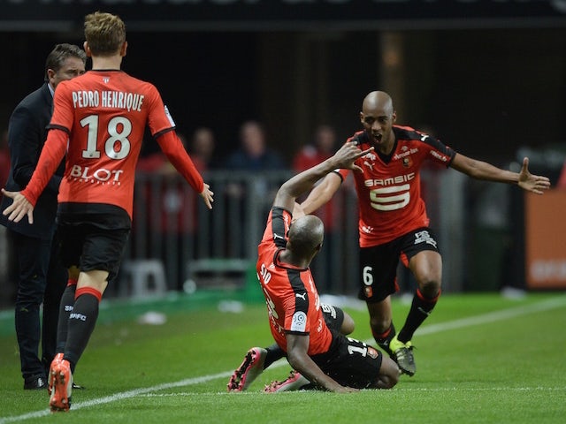 Rennes' Ivorian forward Giovanni Sio (C) is congratulated by his teammates on scoring during the French L1 football match between Rennes and Lille on September 18, 2015 at the Roazhon Park in Rennes, western France. 