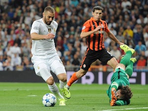 Half-Time Report: Benzema gives Real Madrid narrow lead