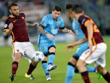 Barcelona's Argentinian forward Lionel Messi (C) shots the ball next to Roma's midfielder from Italy Daniele De Rossi (L) during the UEFA Champions League football match AS Roma vs FC Barcellona at Rome Olympic stadium, on September 16, 2015