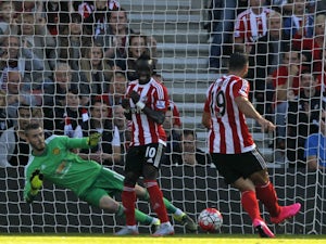 Southampton's Italian striker Graziano Pelle (R) scores their opening goal past Manchester United's Spanish goalkeeper David de Gea (L) duringthe English Premier League football match between Southampton and Manchester United at St Mary's Stadium in South