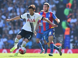 Tottenham Hotspur's South Korean striker Son Heung-Min (L) vies with Crystal Palace's Scottish midfielder James McArthur (R) during the English Premier League football match between Tottenham Hotspur and Crystal Palace at White Hart Lane in north London o