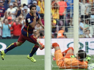 Luis Suarez heads Barcelona in front