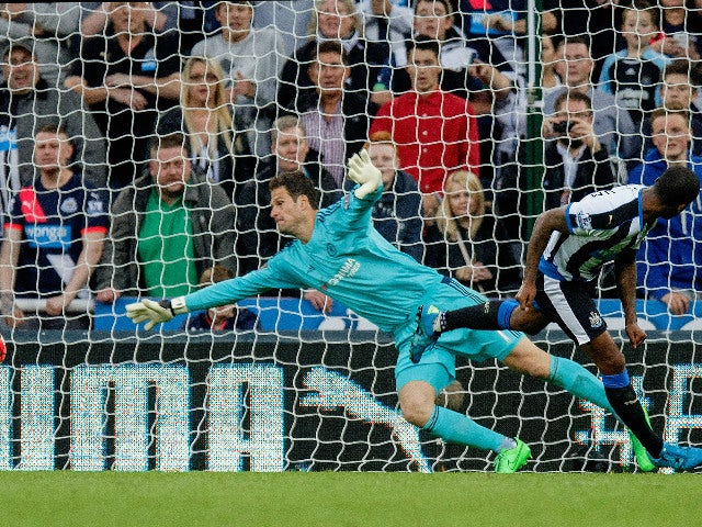 Georginio Wijnaldum of Newcastle United scores his team's second goal past Asmir Begovic of Chelsea during the Barclays Premier League match between Newcastle United and Chelsea at St James' Park on September 26, 2015 in Newcastle upon Tyne, United Kingdo