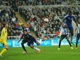 Chelsea's Brazilian midfielder Ramires (C) tries to head Willian's freekick which goes on to beat Newcastle United's Dutch goalkeeper Tim Krul (L) for Chelsea's second goal during the English Premier League football match between Newcastle United and Chel