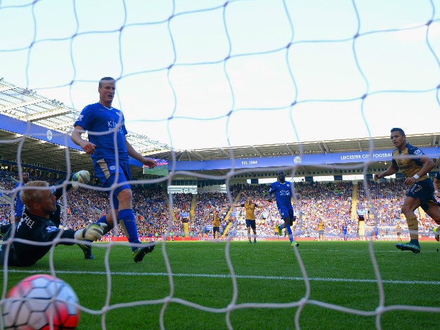 Alexis Sanchez (1st R) of Arsenal scores his team's second goal past Kasper Schmeichel (1st L) of Leicester City during the Barclays Premier League match between Leicester City and Arsenal at The King Power Stadium on September 26, 2015 in Leicester, Unit