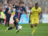 Paris Saint-Germain's Argentinian forward Angel Di Maria (L) vies with Nantes' French defender Wilfried Moimbe during the French L1 football match between Nantes (FCN) and Paris Saint-Germain (PSG) on September 26, 2015 at the Beaujoire stadium in Nantes,