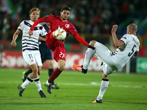 Bordeaux's midfielder Clement Chantome (L) and Bordeaux's defender Nicolas Pallois (R) vie for the ball with Rubin's midfielder Magomed Ozdoev during the UEFA Europa League group B football match between FC Rubin Kazan and FC Girondins de Bordeaux in Kaza