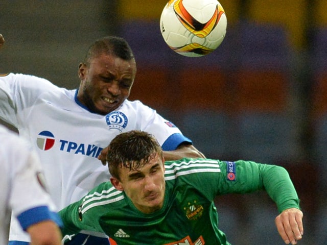 Dinamo Minsk's defender Umaru Bangura (L) fights for the ball with Rapid Wien's forward Matej Jelic during the UEFA Europa League group E football match between FC Dinamo Minsk and SK Rapid Wien in Borisov outside Minsk on October 1, 2015