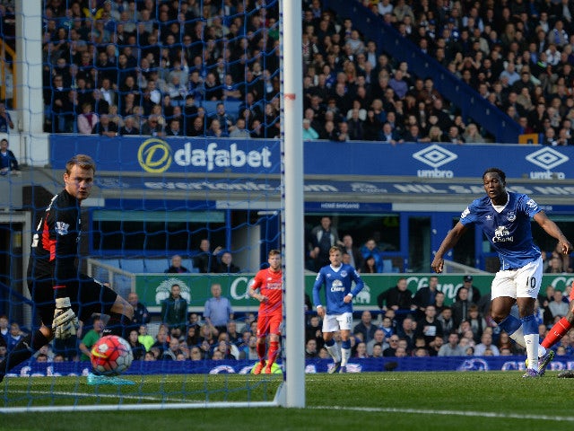 Everton's Belgian striker Romelu Lukaku (3R) shoots past Liverpool's Slovakian defender Martin Skrtel (R) to score his team's first goal during of the English Premier League football match between Everton and Liverpool at Goodison Park in Liverpool north 