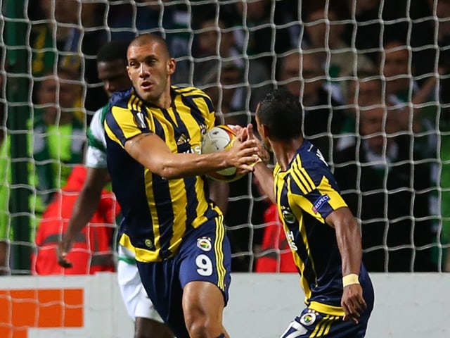 Fernandao of Fenerbahce celebrates after he scores during the UEFA Europa League match between Celtic FC and Fenerbahce SK at Celtic Park on October 01, 2015