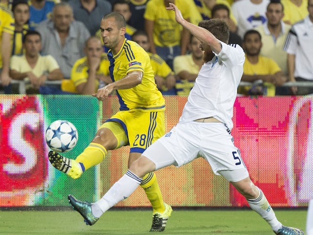 Maccabi Tel Aviv's Israeli midfielder Gil Vermouth (L) and Dynamo Kyiv's Portuguese defender Antunes (R) vie for the ball during the UEFA Champions League, group G, football match between Maccabi Tel Aviv and Dynamo Kyiv, on September 29, 2015 at the Samm