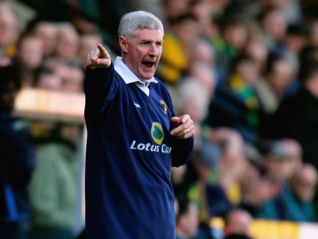 Norwich manager Nigel Worthington gives orders during the Coca-Cola Championship match between Norwich City and Leicester City at Carrow Road on April 1, 2006 in Norwich, England.