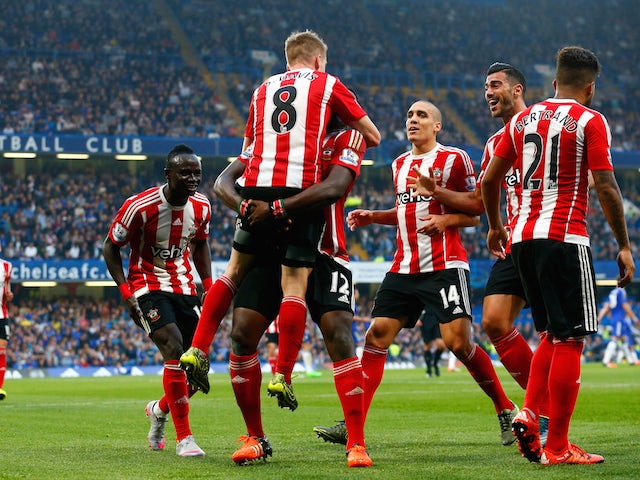 Steven Davis (C) of Southampton celebrates scoring his team's first goal with his team mates during the Barclays Premier League match between Chelsea and Southampton at Stamford Bridge on October 3, 2015 in London, United Kingdom.
