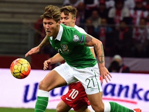Jeff Hendrick (L) of Ireland and Karol Linetty of Poland vie for the ball during the Euro 2016 Group D qualifying football match between Poland and the Republic of Ireland at the Stadion Narodowy in Warsaw on October 11, 2015.