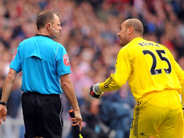 Liverpool's Spanish goalkeeper Jose Reina (R) complains to the Assistant referee, claiming Sunderland's goal was deflected off a beach ball during the English Premier League football match between Sunderland and Liverpool at The Stadium of Light, in Sunde