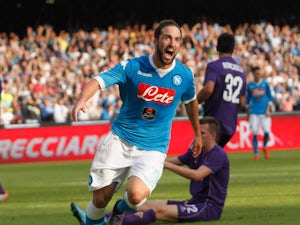 Higuain fires Napoli past Fiorentina
