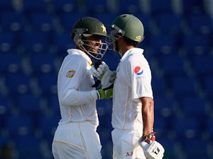 Pakistan stifle England as first Test heads towards draw