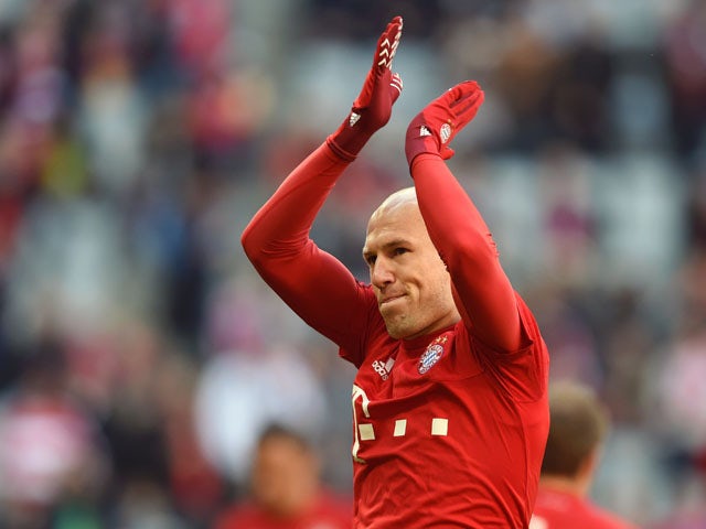Bayern Munich's Dutch midfielder Arjen Robben applauds as he arrives for the warm up the German first division football Bundesliga match between FC Bayern Munich and FC Cologne on October 24, 2015