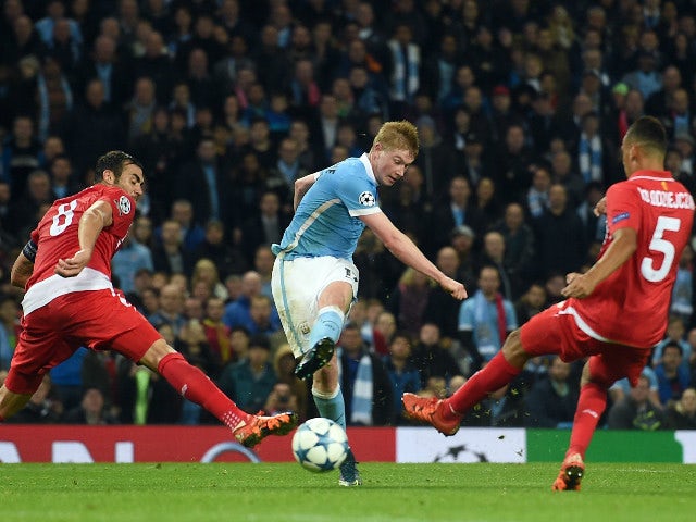 Manchester City's Belgian midfielder Kevin De Bruyne (C) shoots and scores past Sevilla's Spanish midfielder Vicente Iborra (L) and Sevilla's French defender Thimothee Kolodziejczak during a UEFA Champions league Group D football match between Manchester 