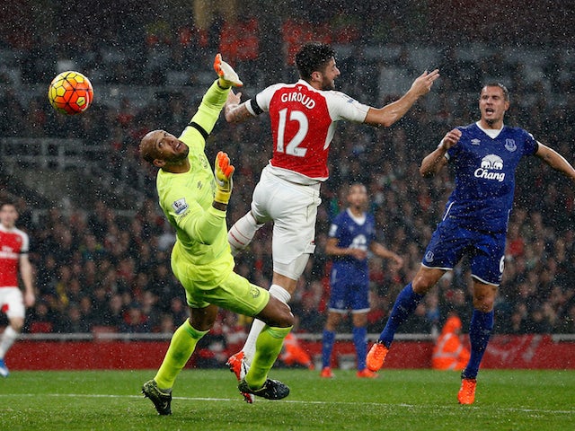 Olivier Giroud of Arsenal scores the opening goal past Tim Howard of Everton during the Barclays Premier League match between Arsenal and Everton at Emirates Stadium on October 24, 2015 in London, England. 