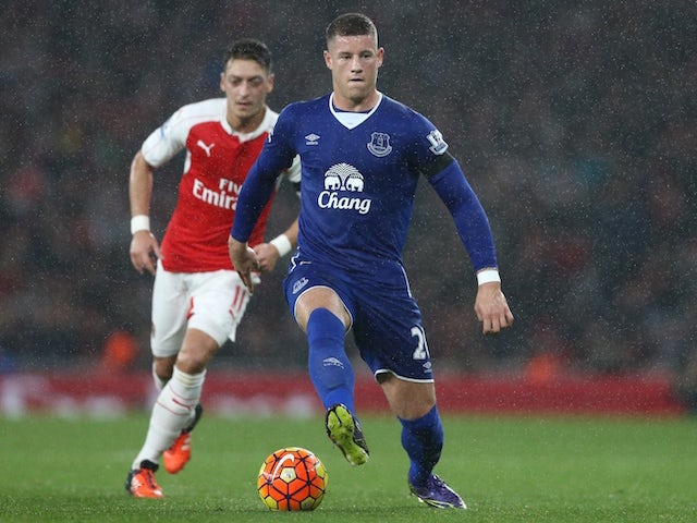 Arsenal's German midfielder Mesut Ozil (L) vies with Everton's English midfielder Ross Barkley during the English Premier League football match between Arsenal and Everton at the Emirates Stadium in London on October 24, 2015. 