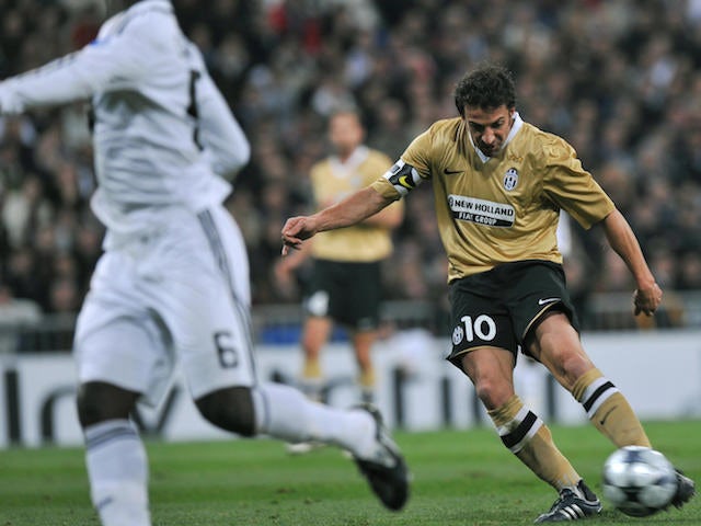 Juventus' Alessandro Del Piero shoots for a goal during the Champions league football match Real Madrid vs Juventus at the Santiago Bernabeu stadium in Madrid , on November 5, 2008. 