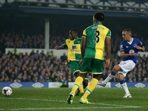 Leon Osman of Everton scores his side's first goal during the Capital One Cup Fourth Round match between Everton and Norwich City at Goodison Park on October 27, 2015 in Liverpool, England.