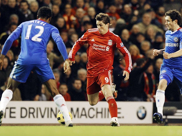 Liverpool's Spanish forward Fernando Torres (C) runs with the ball against Chelsea during their English Premier League football match at Anfield in Liverpool, north-west England, on November 7, 201